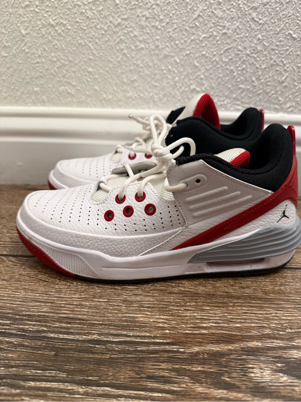 Air Jordan Max Aura 5 'White Varsity Red' DZ4353-101  Size 6Y